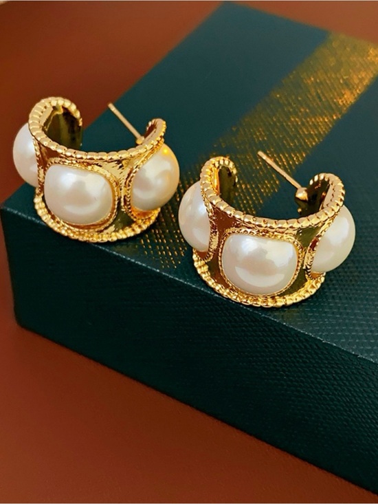 Unbranded Jewelry - 2395 - 111 Baroque Gold & Cushion-Cut Faux Pearl Wide C-Hoop Earrings